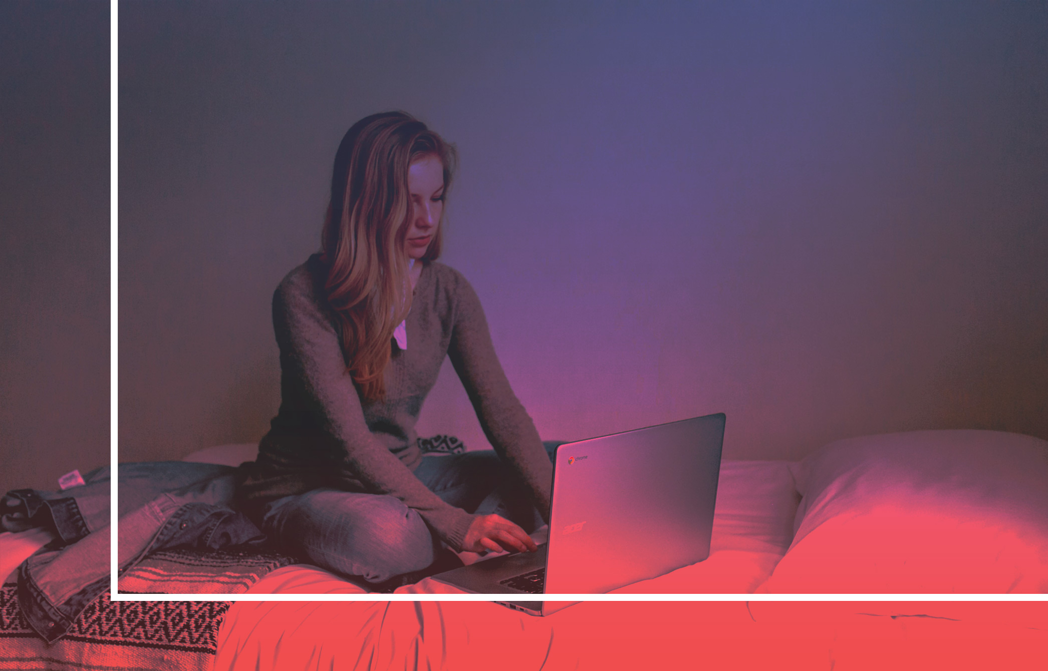 covid-19 - le télétravail - femme travaillant sur un lit